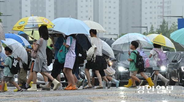 장맛비가 내린 8일 수원시내 한 횡단보도에서 우산을 쓴 학생들이 등교를 하고 있다. 2026.7.8 /최은성기자 ces7198@kyeongin.com