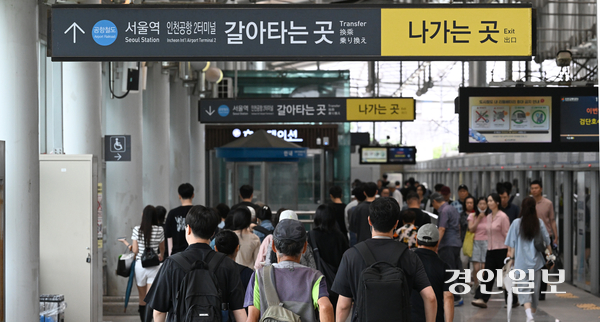 인천 1호선 계양역 지상 플랫폼이 공항철도 환승을 위해 지하 환승게이트로 향하려는 이용자들로 붐비고 있다. 2026.7.8 /조재현기자 jhc@kyeongin.com