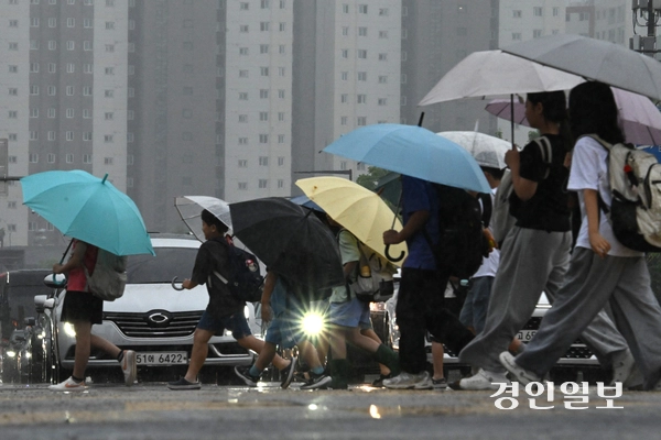 장맛비가 내린 8일 수원시내 한 횡단보도에서 우산을 쓴 학생들이 등교를 하고 있다. 2026.7.8 /최은성기자 ces7198@kyeongin.com