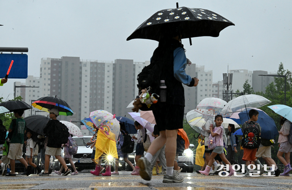 장맛비가 내린 8일 수원시내 한 횡단보도에서 우산을 쓴 학생들이 등교를 하고 있다. 2026.7.8 /최은성기자 ces7198@kyeongin.com