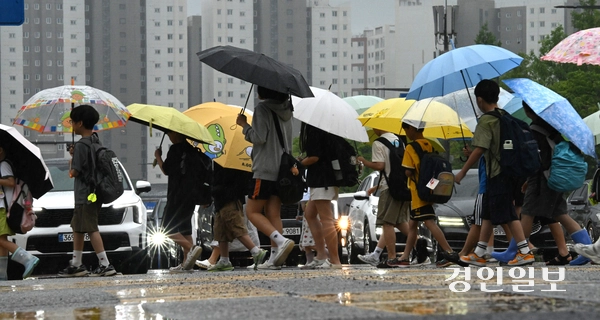 장맛비가 내린 8일 수원시내 한 횡단보도에서 우산을 쓴 학생들이 등교를 하고 있다. 2026.7.8 /최은성기자 ces7198@kyeongin.com