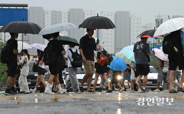 장맛비가 내린 8일 수원시내 한 횡단보도에서 우산을 쓴 학생들이 등교를 하고 있다. 2026.7.8 /최은성기자 ces7198@kyeongin.com