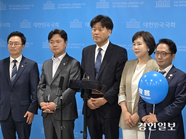 ‘이재명의 입’ 김용 전 민주연구원 부원장이 8일 서울 여의도 국회 소통관에서 민주당 최고위원 출마 기자회견을 마친 뒤 취재진 질의에 답변하고 있다. 2026.7.8 /하지은 기자 zee@kyeongin.com