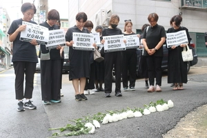 여성단체들 ‘성남 교제폭력 살인’ 규탄·종합대책 촉구…국화꽃 추모