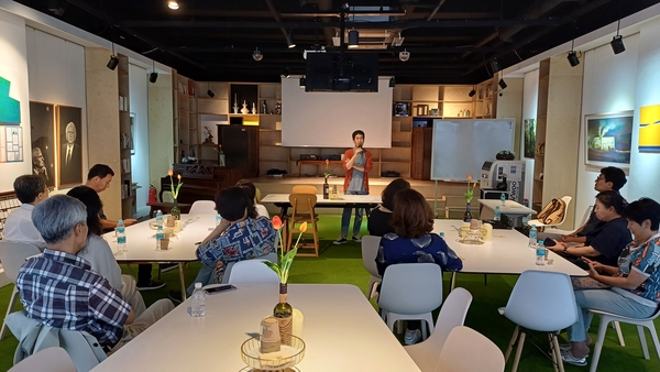 썬파크주식회사에서 ‘영화로 건축 읽기 아카데미’ 수업이 진행되고 있다. /전진삼 제공