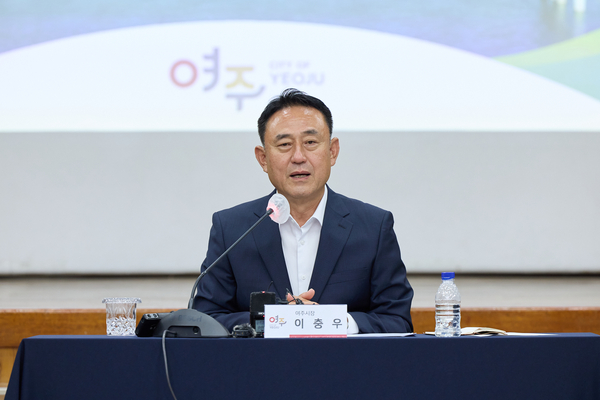 이충우 여주시장이 8일 민선 9기 출범 기념 언론브리핑에서 ‘시민과 함께 다시 뛰는 여주’를 주제로 향후 4년 시정 구상을 밝히고 있다.  /여주시 제공