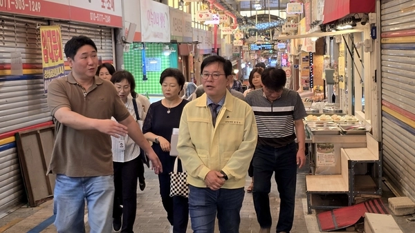 김정식 인천 미추홀구청장이 지난 3일 민선 9기 출범 이후 첫 현장 행보로 학익시장 등 전통시장 6곳을 방문해 상인들의 애로사항과 건의사항을 들었다. 김 구청장은 시설 환경 개선과 고객 편의 증진, 시장 활성화 방안 등에 대한 다양한 의견을 듣고, 전통시장 경쟁력 강화와 지역경제 활성화를 위한 사업을 마련할 계획이다.  /미추홀구 제공