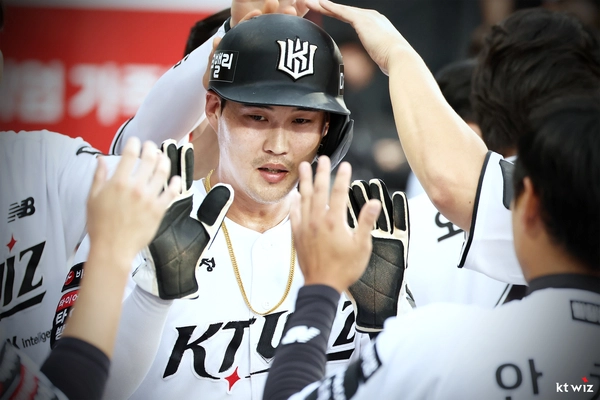 이날 경기에서 결승 3루타 포함 안타 3개를 몰아치며 팀의 승리를 이끈 배정대. 2026.7.7 /kt wiz 제공