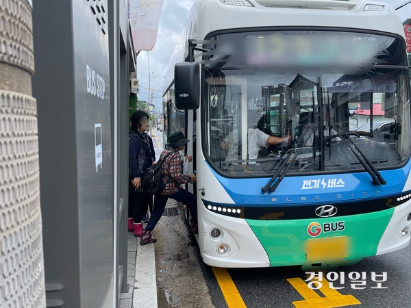 가평군 가평읍 한 버스 승차장에서 어르신이 버스에 탑승하고 있다. 2026.7.8 가평/김민수기자 kms@kyeongin.com