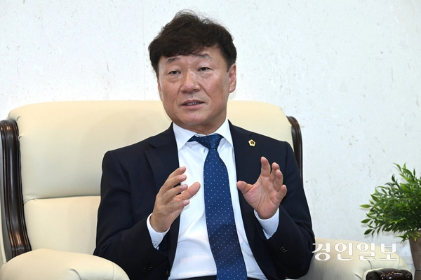 남종섭 경기도의회 의장이 8일 경기도의회 의장실에서 인터뷰를 하고 있다. 2026.7.8 /최은성기자 ces7198@kyeongin.com