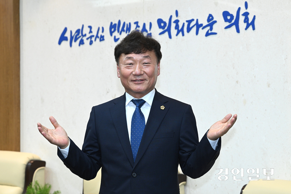 남종섭 경기도의회 의장이 8일 경기도의회 의장실에서 인터뷰를 하고 있다. 2026.7.8 /최은성기자 ces7198@kyeongin.com