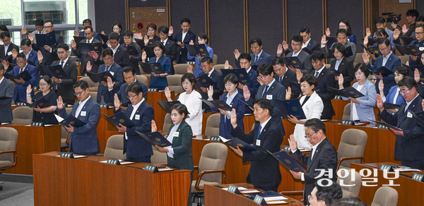 지난 7일 경기도의회 본회의장에서 열린 제12대 경기도의회 개원식에서 의원들이 선서하고 있다. 2026.7.7 /최은성기자 ces7198@kyeongin.com