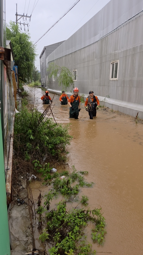 9일 오전 10시34분께 인천 남동구 운연동에서 창고 침수로 2명이 고립됐다는 신고가 접수돼 소방당국이 구조활동을 펼쳤다. 2026.7.9 /인천소방본부 제공