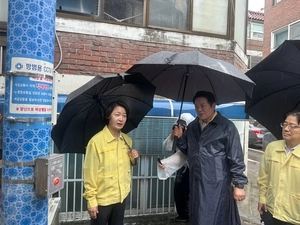 경기남부 폭우… 추미애 지사, 안양 반지하 주택가 침수 점검