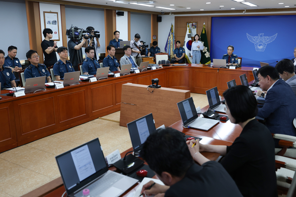 ‘장윤기 사건’을 둘러싼 경찰 부실수사 및 유착 논란이 커지자 미국 출장 중 조기귀국한 유재성 경찰청장 직무대행이 10일 서울 서대문구 경찰청에서 경찰 수사 신뢰제고를 위한 쇄신 방안 등을 논의하는 경찰 지휘부 화상회의를 주재하고 있다. 2026.7.10 /연합뉴스