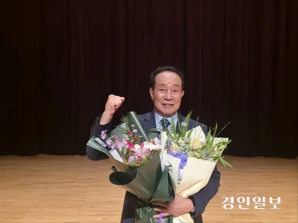 정구홍 경기도복싱협회장이 10일 용인특례시청 에이스홀에서 열린 통합 제4대 경기도복싱협회장 취임식에서 기념촬영을 하고 있다. 2026.7.10 /이영선기자 zero@kyeongin.com
