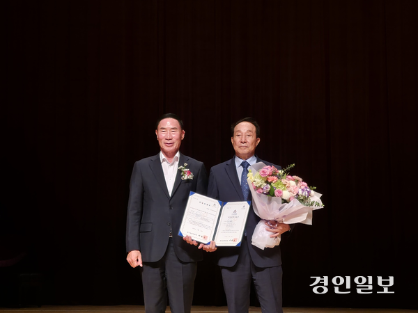 이원성 경기도체육회장(왼쪽)이 10일 용인특례시청 에이스홀에서 열린 통합 제4대 경기도복싱협회장 취임식에서 정구홍 회장에게 협회장 인준서를 전달했다. 2026.7.10 /이영선기자 zero@kyeongin.com