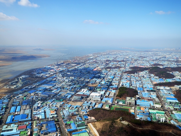 안산 반월 국가산업단지 전경.  노후화·생산성 둔화·글로벌 경쟁 심화라는 삼중고에 직면해 있다. /안산시 제공