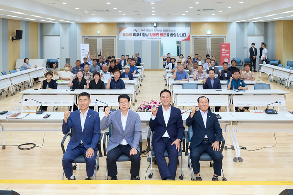 이충우(오른쪽 두번째) 여주시장이 지난 7일 점동면행정복지센터에서 열린 ‘민선 9기 정책공유 간담회’에서 참석자들과 파이팅을 외치며 기념촬영을 하고 있다. 2026.7.7 /여주시 제공