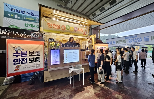경기동부물류협의회와 이천시노사민정협의회가 10일 이마트 여주물류센터에서 ‘안전 한 잔’ 캠페인을 열었다. 물류 노동자들이 이동커피차에서 음료를 받기 위해 줄을 서 있다. 2026.7.10 /경기동부물류협의회 제공