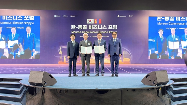 킨텍스는 지난 9일 몽골 울란바타르 호텔에서 몽골 최대 경제단체인 몽골상공회의소와 신규 전시·컨벤션 시설의 기획 및 건립, 운영을 위한 업무협약을 체결했다고 밝혔다. 김정관(왼쪽부터) 산업통상부 장관, 이민우 킨텍스 대표이사, 바타르자브 르하그바자브 몽골상공회의소장, 토그미드 도르지한드 몽골부총리가 협약식 후 기념촬영을 하고 있다. 2026.7.10 /킨텍스 제공