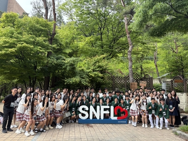 국제 교류 프로그램을 진행하고 기념촬영을 하고 있는 모습. /성남외고 제공