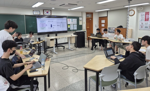 경기북과학고 학생들은 수학, 과학, 정보 교과 중 자신의 흥미에 맞는 분야를 선택해 동아리에 참여한다. 깊이 있는 활동을 통해 매년 학술 발표회를 개최하고 있다. 연구 활동을 하고 있는 학생들. /경기북과학고 제공
