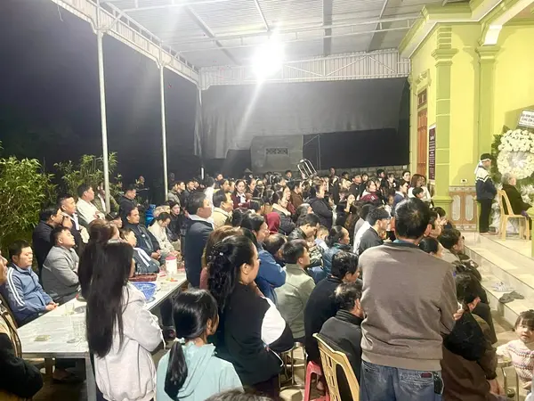 지난 3월13일 베트남 응에안 현지에 마련된 뚜안씨 빈소에 가족과 이웃, 마을 주민들이 모여 고인을 추모하고 있다. /유족 제공