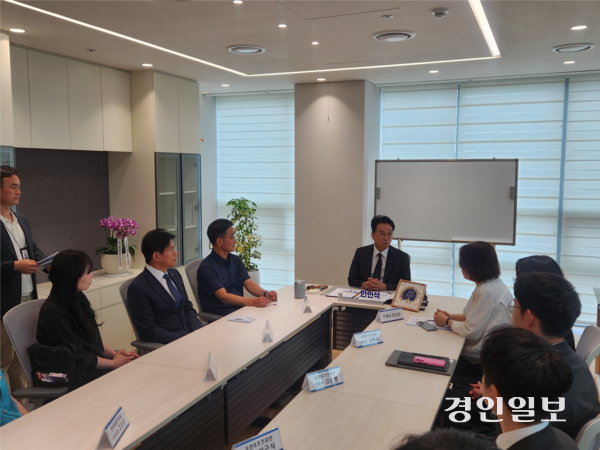 13일 경기도교육청 남부청사에서 안민석 경기도교육감이 제2호 결재로 교육감 직속 ‘교권보호단’ 운영 계획에 서명한 가운데 관계자들과 이야기를 나누고 있다. 2026.7.13 /김형욱기자 uk@kyeongin.com