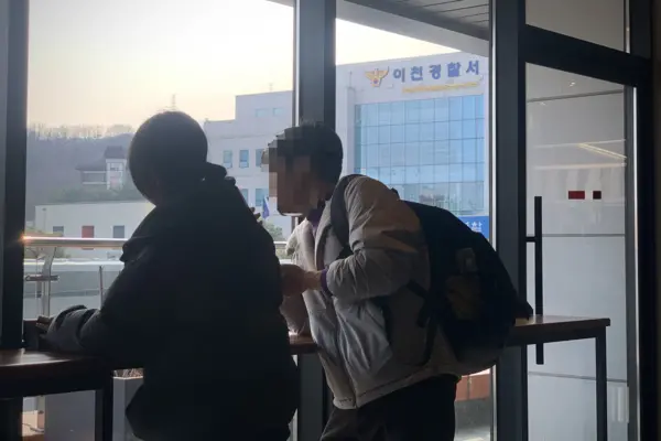 지난 3월11일 뚜안씨의 사촌 누나 린(24)씨와 소금꽃나무 활동가 등이 이천경찰서를 찾은 뒤 인근 카페에서 대응 방안을 논의하고 있다. 이날 경찰서에서 위임장은 받아들여지지 않았다. 2026.3.11 /유혜연기자 pi@kyeongin.com