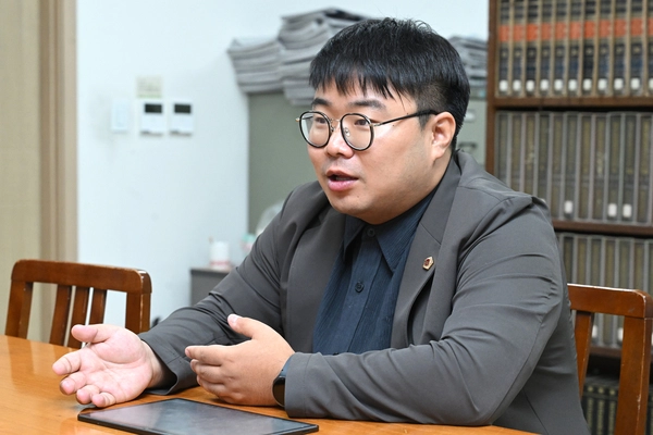 유호준 경기도의회 의원이 23일 수원시 경인일보 본사에서 인터뷰하고 있다. 2026.6.23 /최은성기자 ces7198@kyeongin.com
