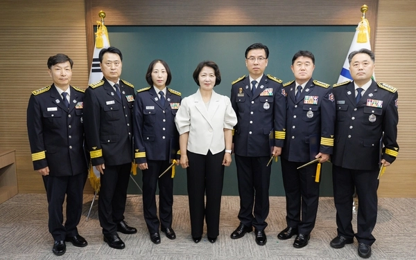 13일 소방준감·소방정 임명장 수여식에서 추미애 경기도지사와 박정훈 소방준감, 문충락·서의석·조재관·이용석·허선경 소방정이 촬영하고 있다. 2026.7.13 /경기도 제공