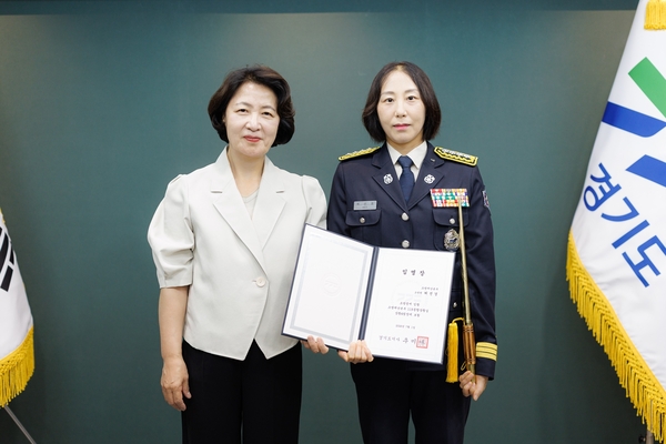 34년 경기도 소방 역사상 처음으로 자체 승진을 통해 탄생한 여성 소방정인 허선경 소방정(오른쪽)에 13일 추미애 경기도지사가 직접 임명장을 전한 후 기념촬영을 하고 있다. 2026.7.13 /경기도 제공