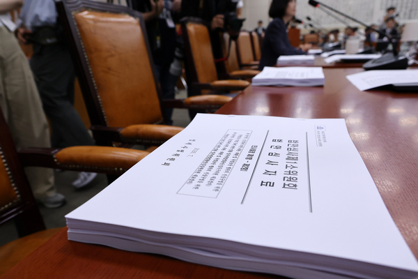 김승원 소위원장이 10일 국회에서 열린 법제사법위원회 법안심사1소위원회에 법안심사자료가 놓여 있다. 국민의힘은 이날 회의에 불참했다. 2026.7.10 /연합뉴스