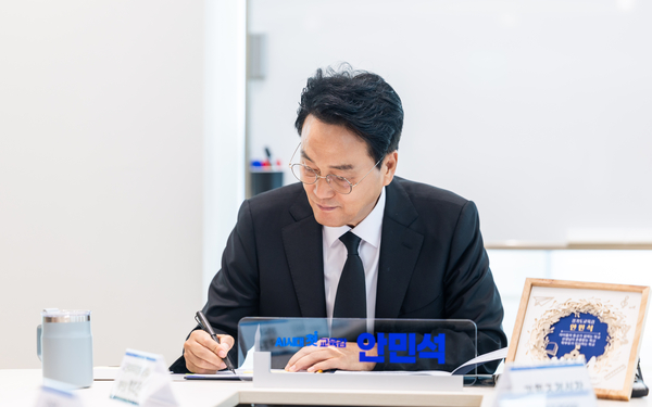 안민석 경기도교육감이 13일 수원시 경기도교육청 남부청사에서 제2호 결재로 교육감 직속 ‘교권보호단’운영 계획에 서명하고 있다. 2026.7.13 /경기도교육청 제공