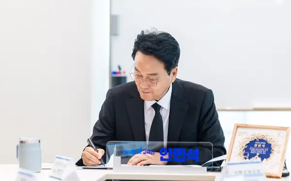 13일 경기도교육청 남부청사에서 안민석 경기도교육감이 제2호 결재로 교육감 직속 ‘교권보호단’ 운영 계획에 서명하고 있다. 2026.7.13 /경기도교육청 제공