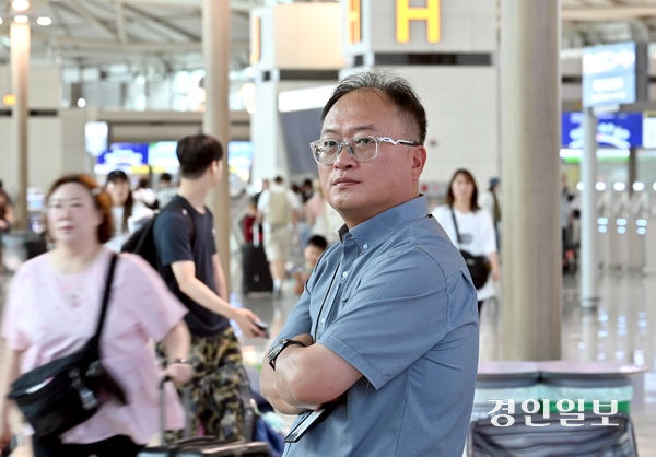 ‘인천공항 역사의 산증인’ 고영호 보안경비팀 계장이 포즈를 취하고 있다. 2026.7.8 /김용국기자 yong@kyeongin.com
