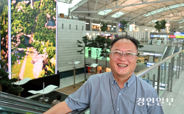 지난 8일 인천국제공항 제1여객터미널에서 만난 고영호 인천국제공항공사 보안경비팀 계장은 “세계 어디를 가봐도 인천국제공항만큼 항공사 발권부터 여객 이동 동선이 단순하고 정교하게 설계돼 출입국 대기 시간이 짧은 공항은 없다”며 “국내외 승객들로부터 ‘인천공항이 제일 편리하고 좋다’는 칭찬을 들을 때마다 큰 자부심을 느낀다”고 말했다. 2026.7.8 /김용국기자 yong@kyeongin.com