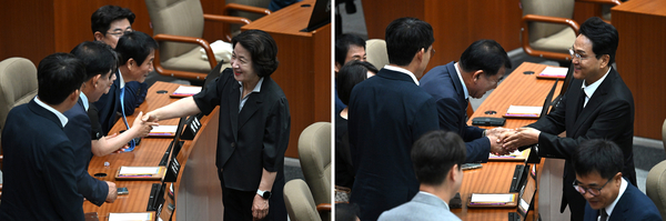 추미애·안민석, 도의원들과 악수