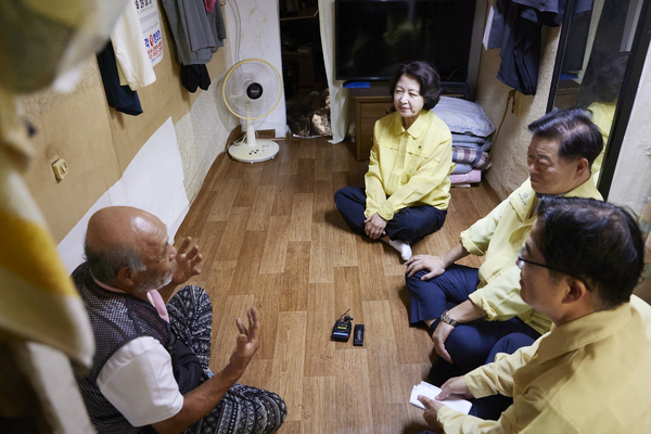 추미애 경기도지사가 도내 쪽방촌을 찾아 폭염 취약 계층의 거주 실태를 확인, 주거 대책 마련을 지시했다./ 경기도 제공