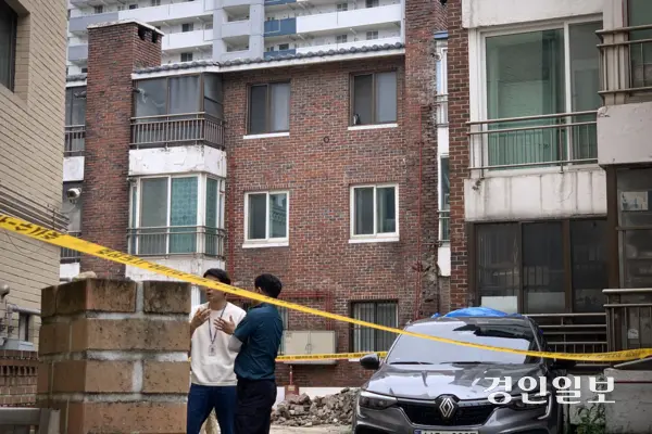 15일 수원시 영통구 원천동의 1984년 준공 연립주택에서 외벽 붕괴 사고가 발생한 가운데 수원시청과 경찰 등 유관기관 관계자들이 현장을 통제하며 추가 붕괴 위험과 안전조치 방안을 점검하고 있다. 2026.7.15 /유혜연기자 pi@kyeongin.com