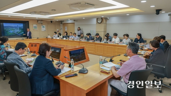 15일 오전 과천시청 제1회의실에서 진행된 ‘과천 공공하수처리시설 현대화 사업 실시설계 착수보고회’에서 신계용 시장을 비롯한 관계자들이 주요 내용을 논의하고 있다. 2026.7.15. /과천시 제공