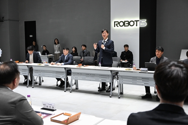 이민근 안산시장이 지난 3월20일 로보티즈 본사를 방문해 ASV 경제자유구역 투자유치를 위한 설명을 하고 있다. /안산시 제공