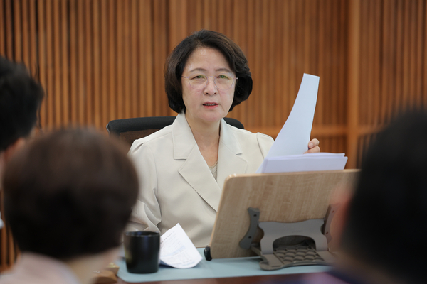 15일 오전 경기도청에서 추미애 경기도지사가 관련 경기도청 실·국장 등과 제2차 반도체 초격차 전략회의를 하고 있다. 2026.7.15 /경기도청 제공