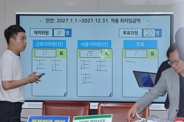 내년도 최저임금 1만700원… 올해보다 3.7% 인상