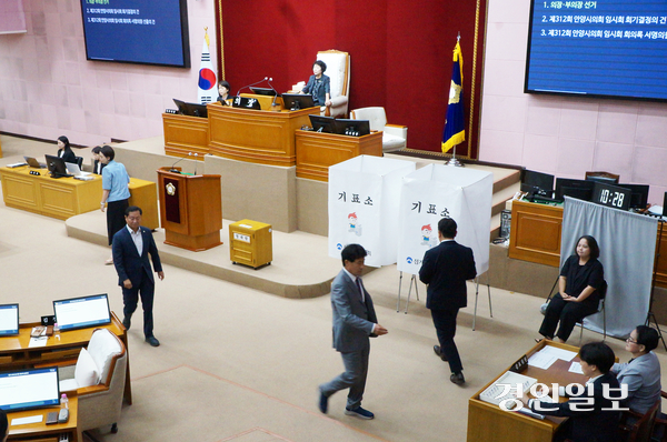 15일 열린 안양시의회 제312회 임시회 제2차 본회의에서 의장 선출을 위한 투표가 진행되고 있다. 2026.7.15.  안양/박상일기자 metro@kyeongin.com