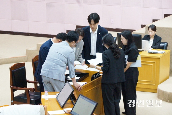 15일 열린 안양시의회 제312회 임시회 제2차 본회의 의장 선출 투표에서 더불어민주당과 국민의힘 감표위원들과 의회사무국 직원들이 개표 및 검표를 진행하고 있다. 2026.7.15.  안양/박상일기자 metro@kyeongin.com
