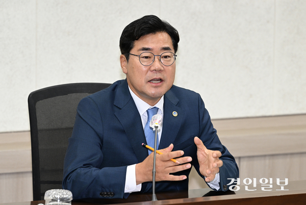 박찬대 인천시장이 16일 오전 인천시청 영상회의실에서 열린 언론사 합동인터뷰에서 민선9기 시정운영과 관련해 설명을 하고 있다. 2026.7.16 /조재현기자 jhc@kyeongin.com