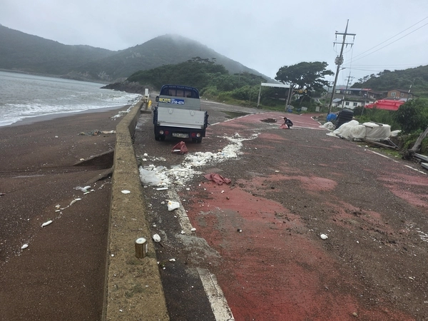 15일 인천 옹지군 덕적면 백아도에 해안가로 떠내려온 스티로폼 바람에 날려 흩어져 있다. 2026.7.15 /독자 제공