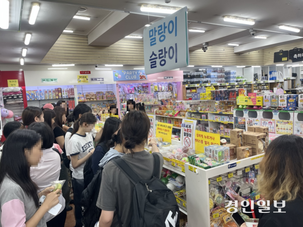 인천 남동구 구월동의 한 대형 문구점에 ‘말랑이’를 사러 온 손님들로 북적이고 있다. /송윤지기자 ssong@kyeongin.com